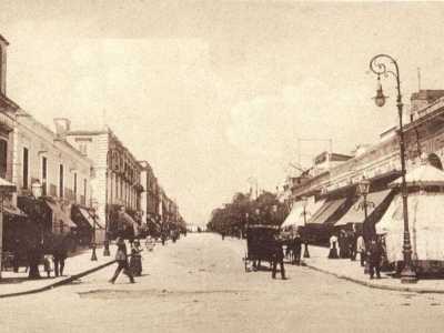 Raggiungiamo ora l�incrocio con corso Cavour. Ai due angoli della strada, fino alla met� del secolo scorso, si trovavano i due chioschetti di bevande di Pasquale Viola, soprannominato fatt-a ciucce